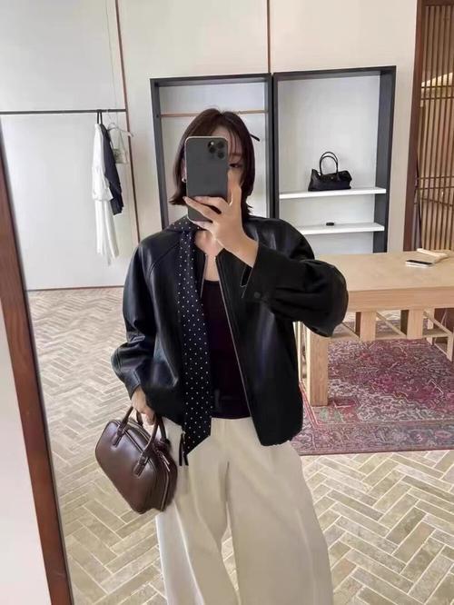蝙蝠衣服怎么搭配图片