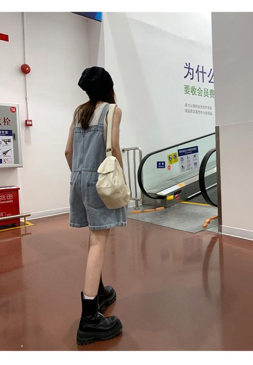 背带裤短裤怎么搭配