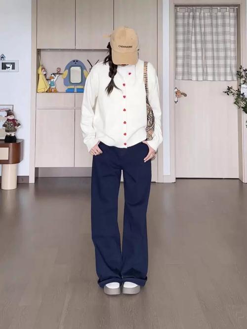 宝蓝色的裤子怎么搭配