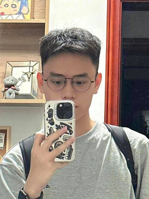 男生戴眼镜适合什么发型