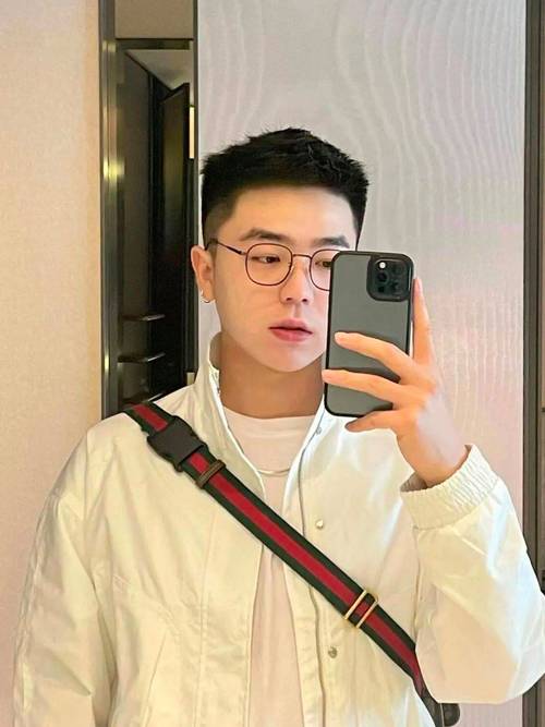 男生戴眼镜适合什么发型