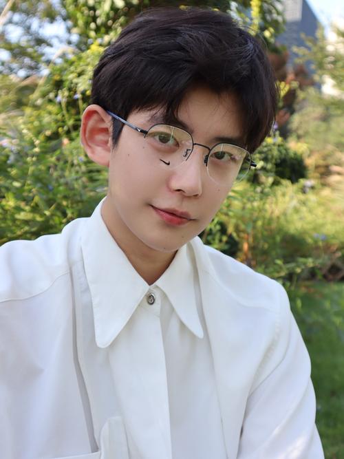 男生戴眼镜适合什么发型
