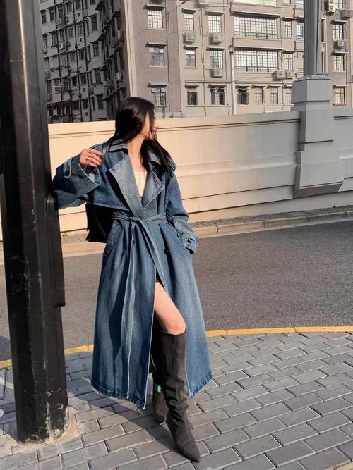 中长款牛仔风衣怎么搭配什么裤子