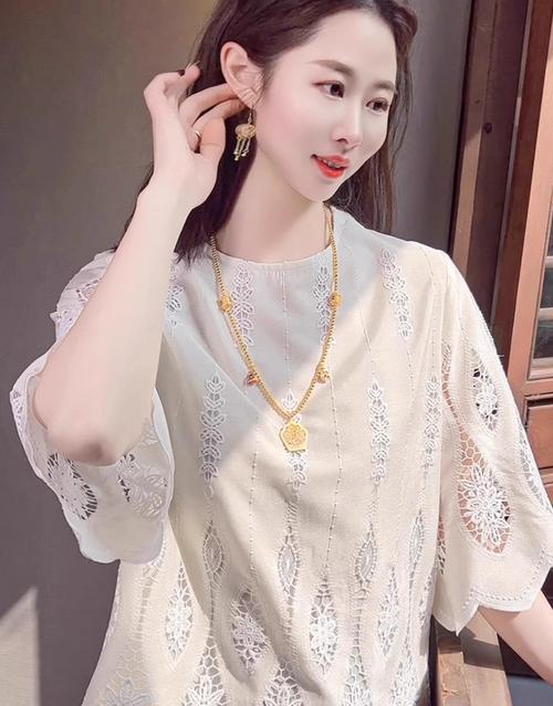 休闲蕾丝上衣怎么搭配