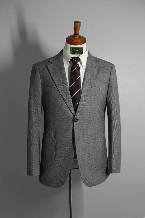 深灰色的西装怎么搭配衣服好看图片
