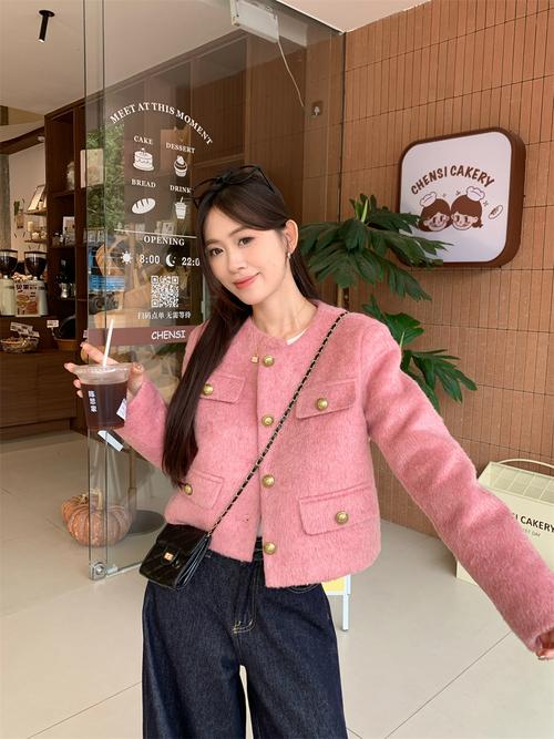深粉色外套怎么搭配