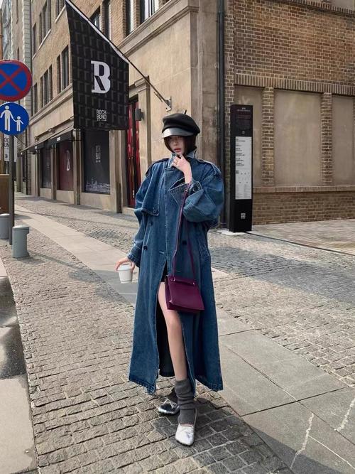 牛仔女士中长款风衣外套怎么搭配图片