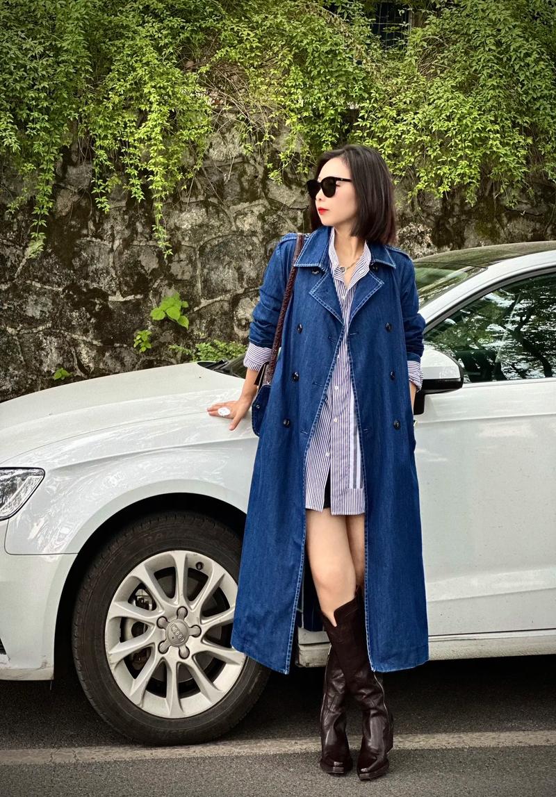 牛仔女士中长款风衣外套怎么搭配图片