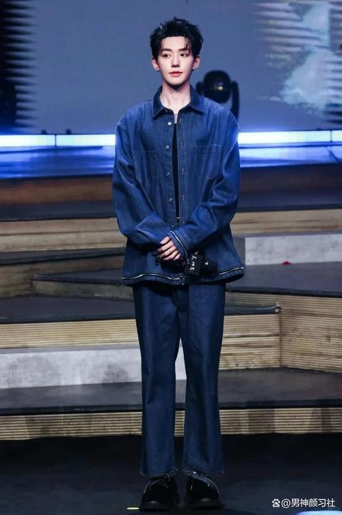 明星牛仔风衣怎么搭配图片男