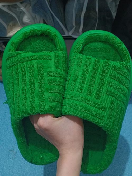 绿色拖鞋怎么搭配衣服