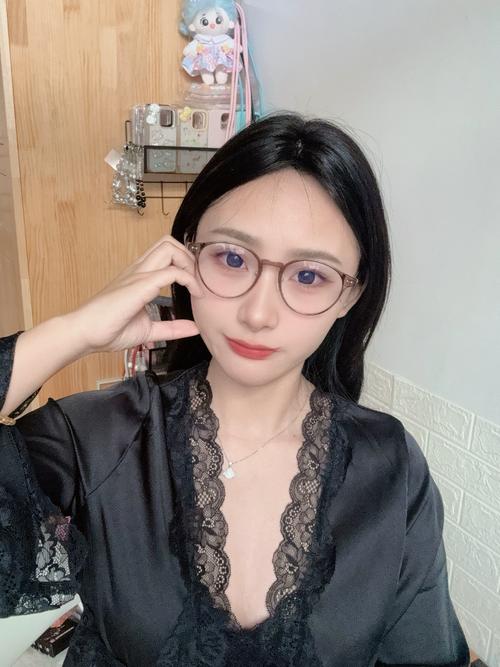 圆脸女生适合什么眼镜