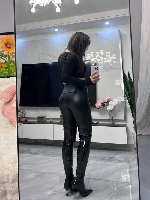 亮皮靴子怎么搭配衣服