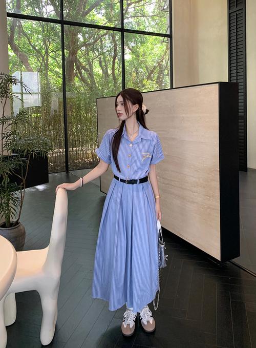 蓝色条纹长裙怎么搭配