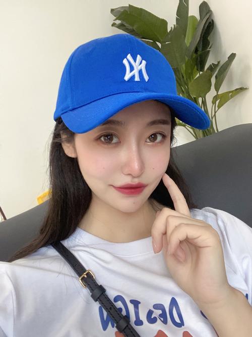 蓝色帽子怎么搭配衣服图片欣赏
