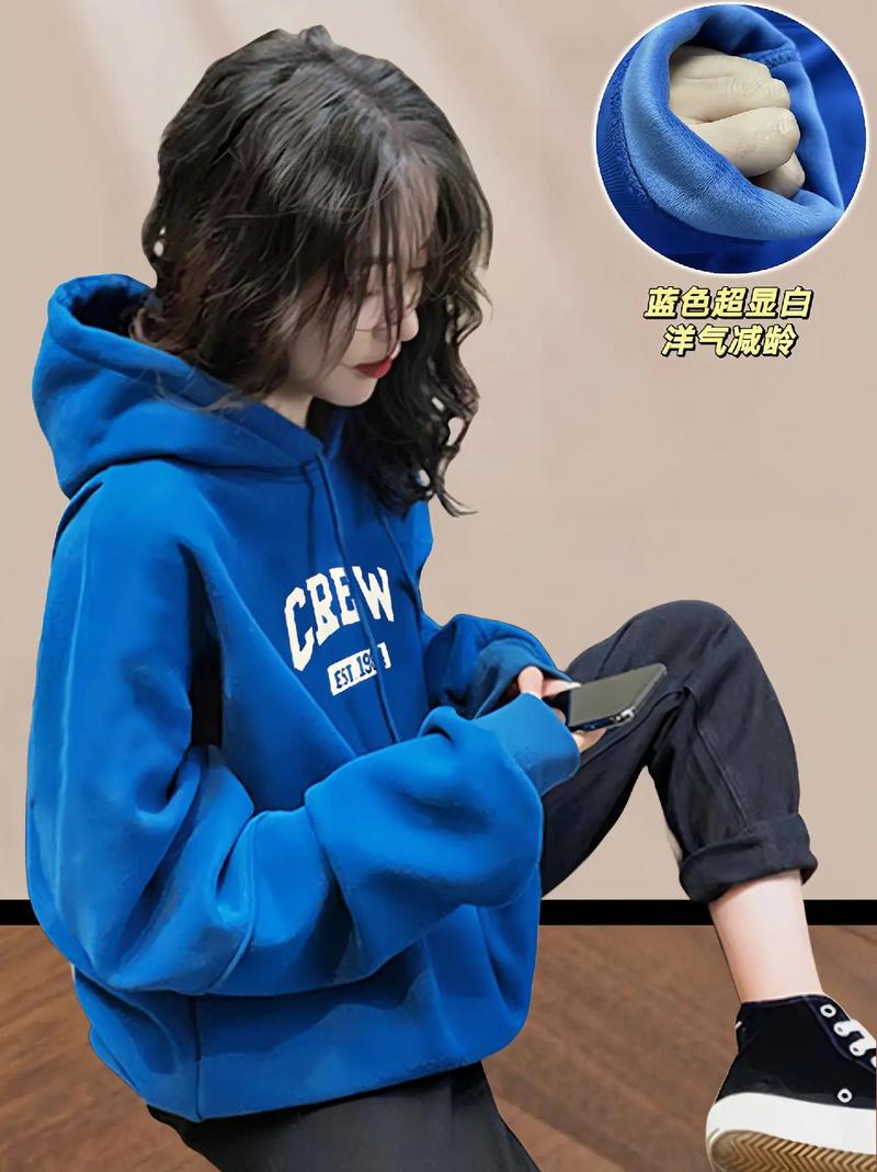 蓝色帽子怎么搭配衣服好看图片女生