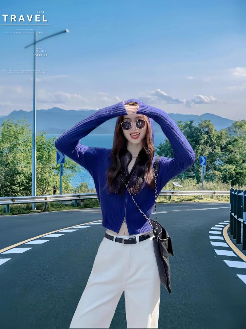 蓝色帽子怎么搭配衣服好看图片女生