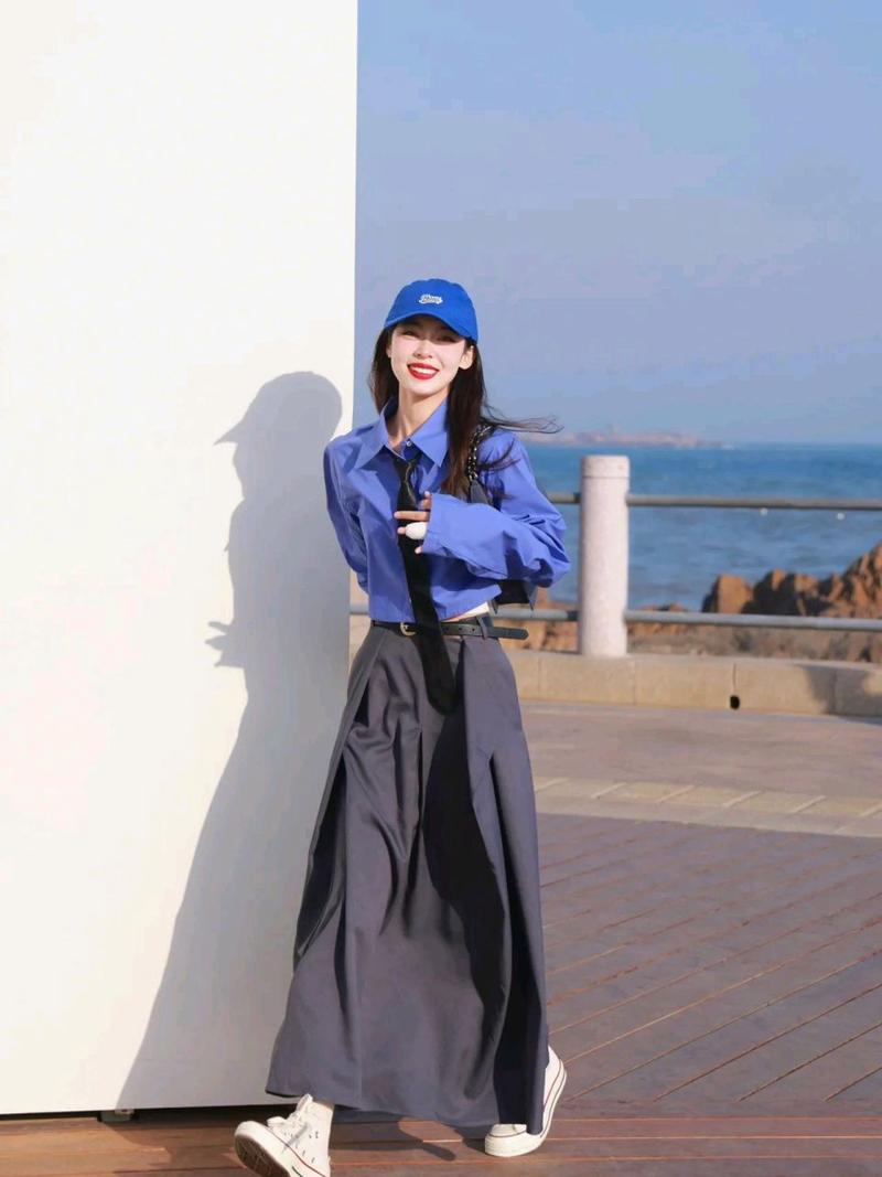蓝色帽子怎么搭配衣服好看图片