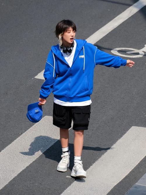 蓝色帽子怎么搭配衣服好看吗