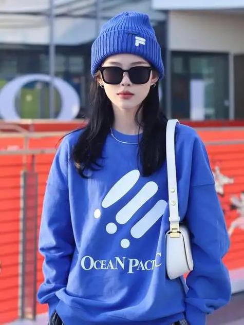 蓝色帽子怎么搭配衣服好看吗