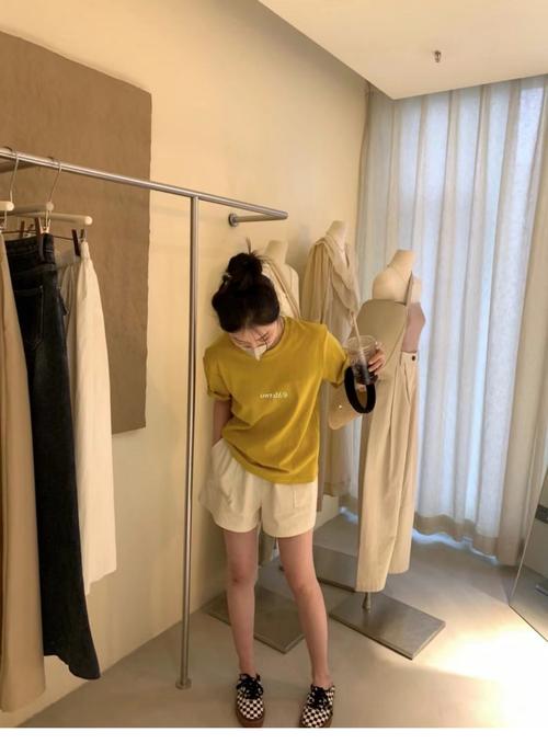 姜色短袖怎么搭配裤子