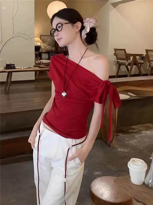 红色体恤衫怎么搭配