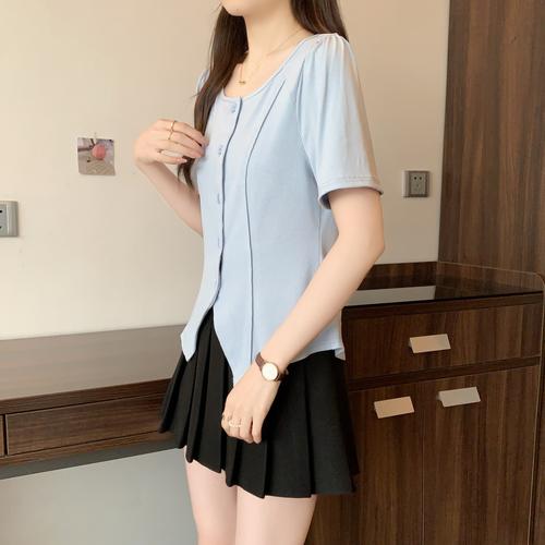 脸大穿什么衣服好看