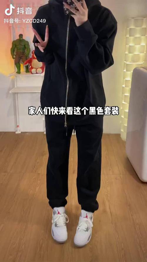 黑色上衣下身怎么搭配衣服好看图片欣赏