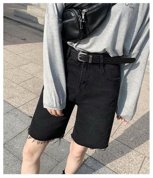 黑色牛仔短裤怎么搭配