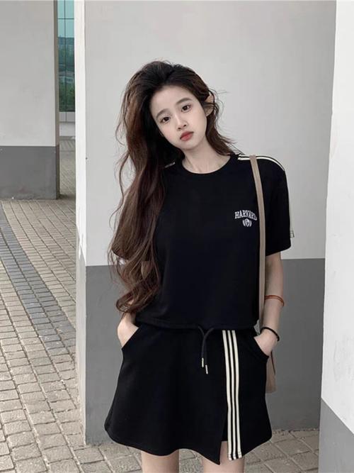 黑色迷你裙怎么搭配