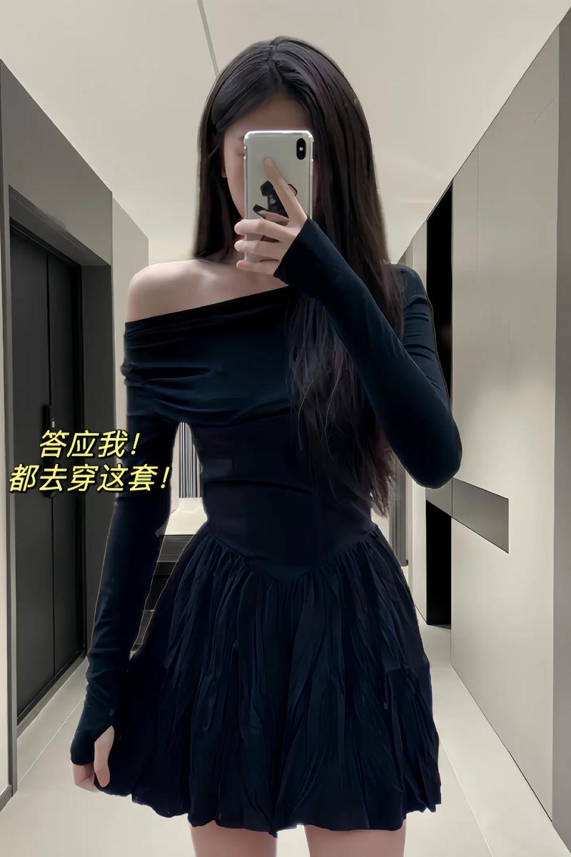 黑色百皱裙怎么搭配