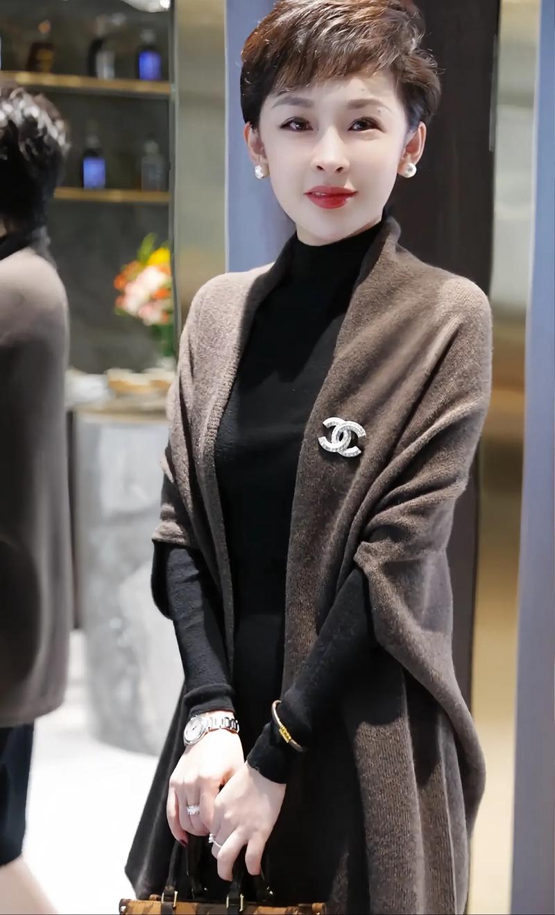 披肩外套里面怎么搭配图片