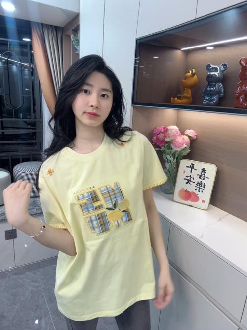 柠檬黄短袖怎么搭配