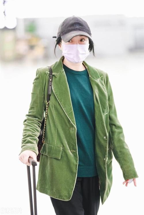 墨绿色格子毛呢大衣怎么搭配围巾好看