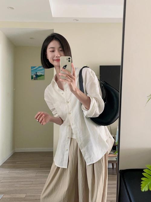 棉麻白衬衣怎么搭配