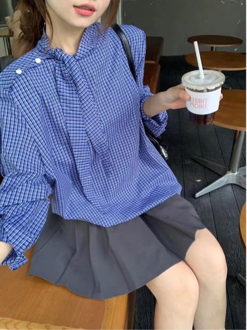 蓝色中长衬衫怎么搭配图片