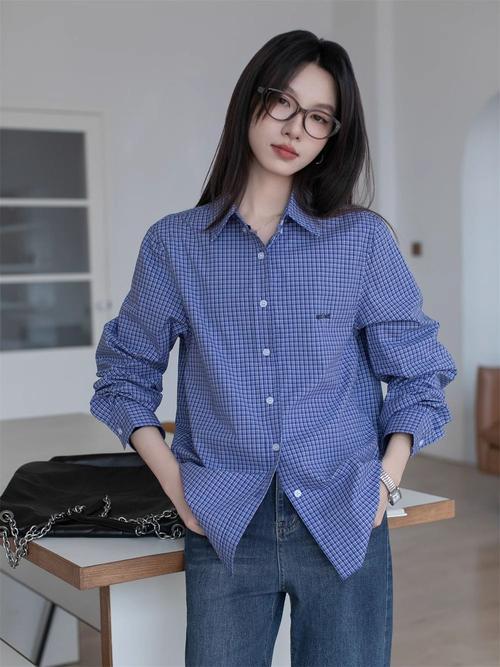 蓝色中长衬衫怎么搭配
