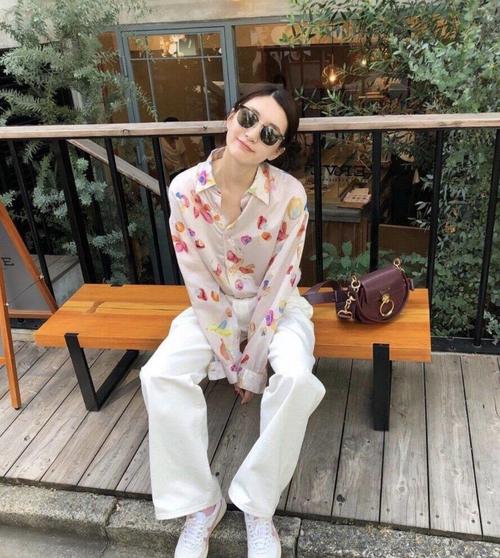 花衬衣怎么搭配裤子