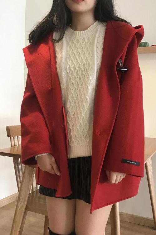 红色短风衣怎么搭配衣服好看吗