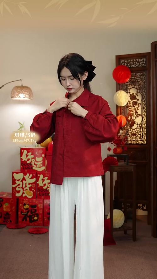 红色长衬衫怎么搭配外套