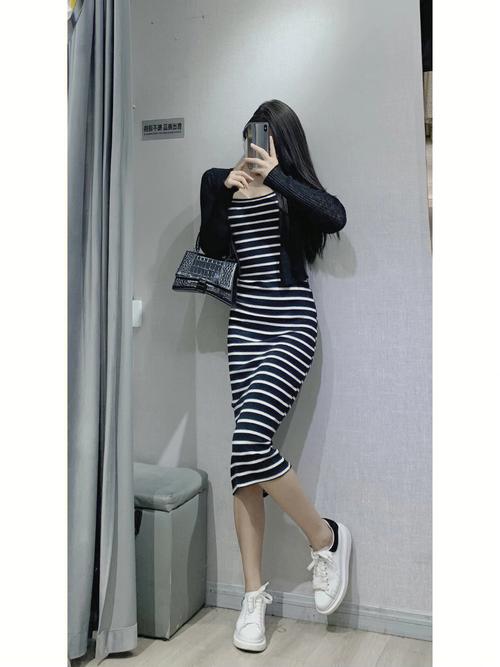 横纹裙子怎么搭配