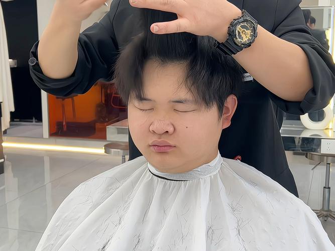 圆形脸适合什么发型男