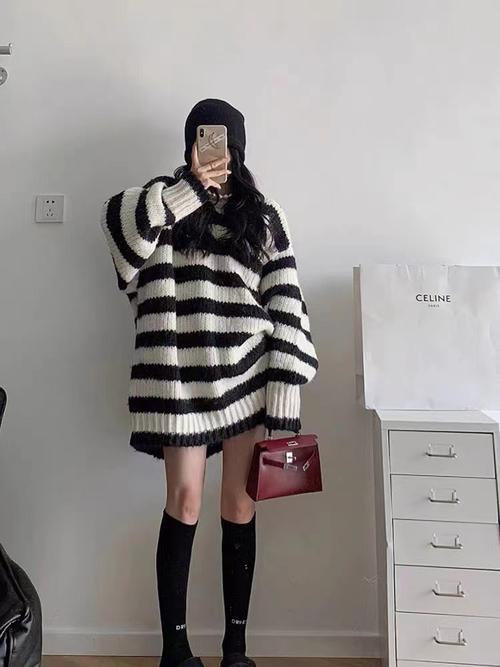 黑白套头毛衣怎么搭配