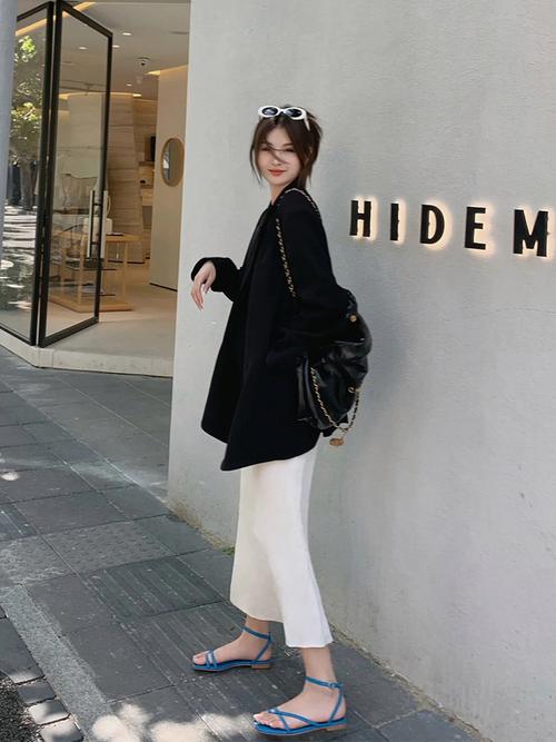 方头凉鞋怎么搭配衣服