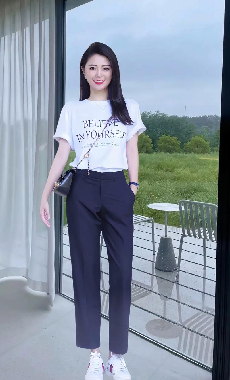 白裤子配什么颜色短袖