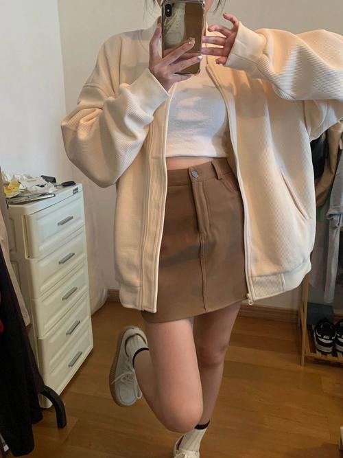 米色棒球服要怎么搭配