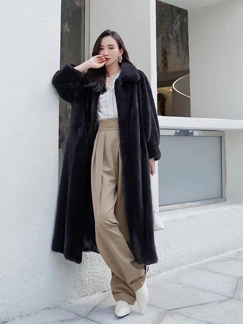 黑色中长貂皮怎么搭配图片
