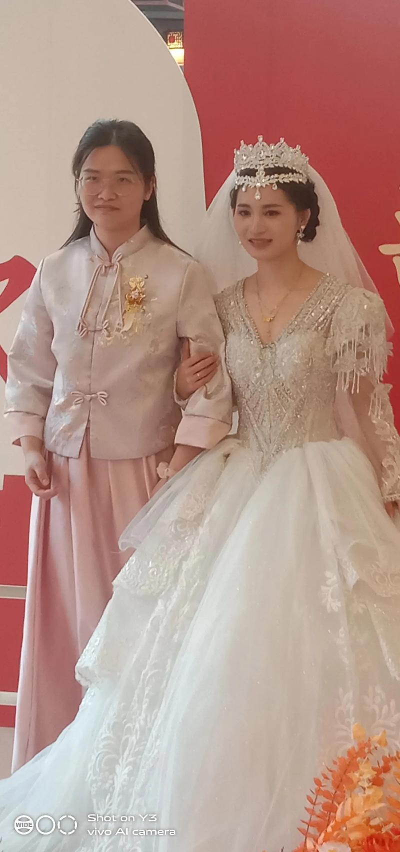 伴娘比新娘高怎么搭配
