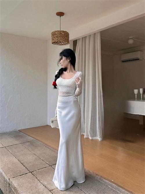 透明长款蕾丝上衣里面怎么搭配