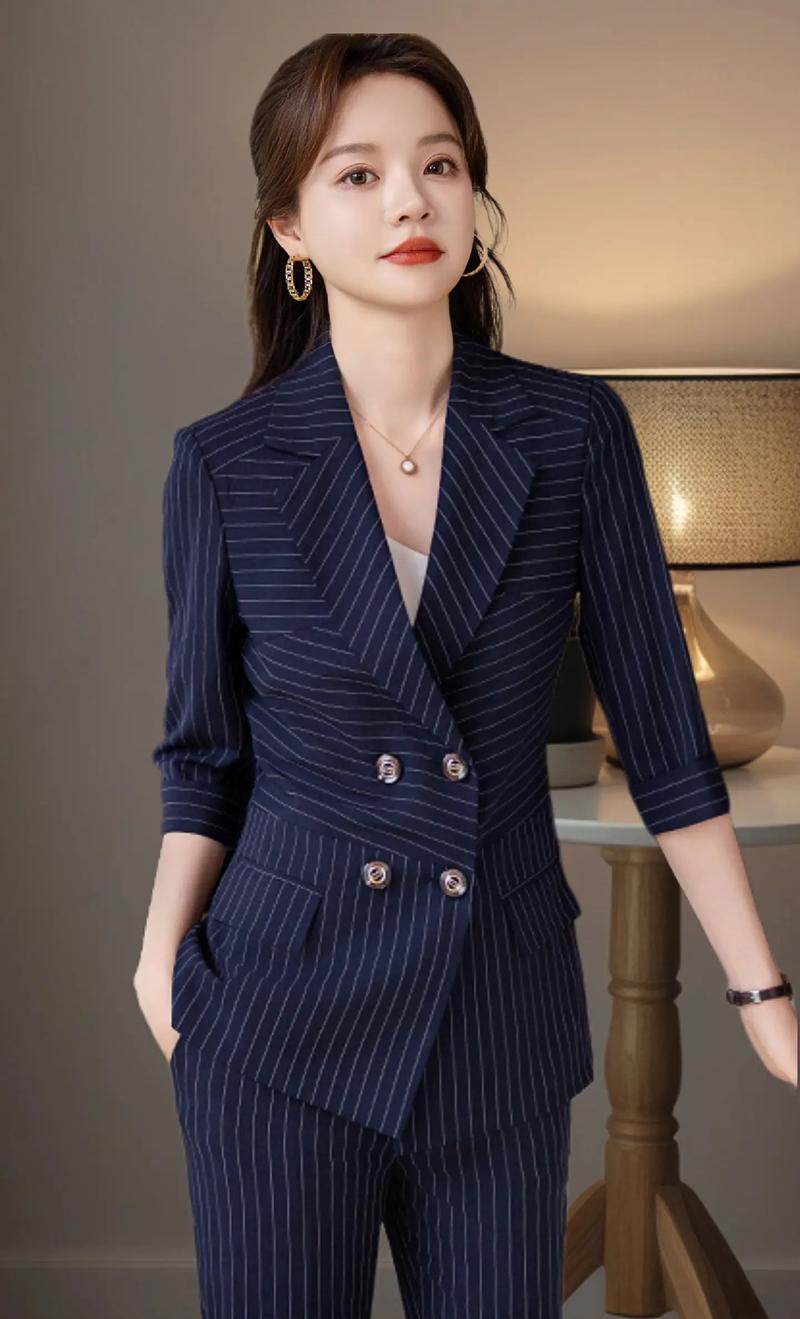 条纹西服怎么搭配女
