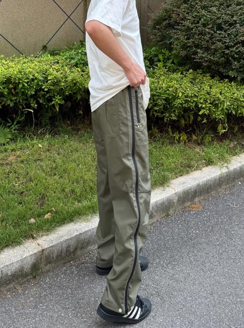 军绿色裤子配什么鞋子